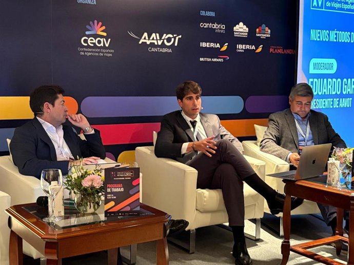 Una de las mesas celebradas en el II Encuentro Nacional de Asociaciones de Agencias de Viajes