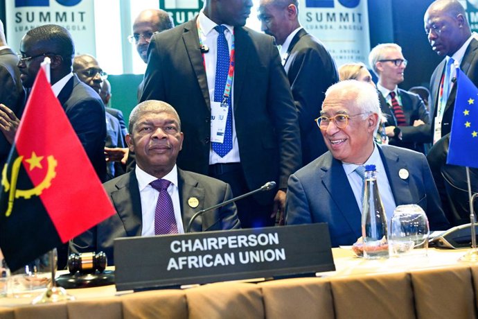 El presidente del Consejo Europeo, Antonio Costa, junto al presidente de Angola, João Lourenço, en el arranque de la cumbre entre la Unión Europea y la Unión Africana.