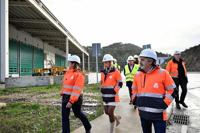 El consejero de Movilidad, Alejandro Calvo, junto con la directora general de Medio Ambiente, Susana Madera, y la directora de Cogersa, Paz Orviz, han visitado hoy la planta de fracción resto de Cogersa.