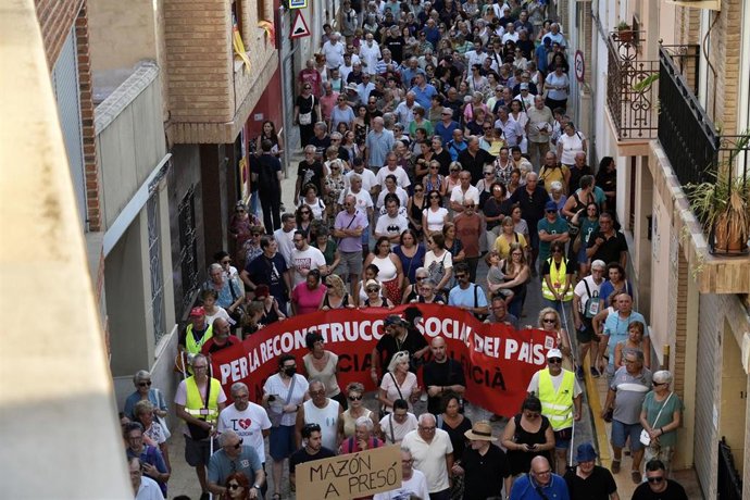 Archivo - Cientos de personas durante la novena manifestación ciudadana con el lema 'Mazón dimissió', a 29 de julio de 2025, en Catarroja