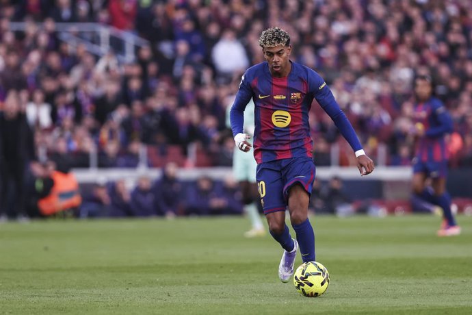 Lamine Yamal of FC Barcelona in action during the Spanish league, La Liga EA Sports, football match played between FC Barcelona and Athletic Club at Spotify Camp Nou stadium on November 22, 2025 in Barcelona, Spain.