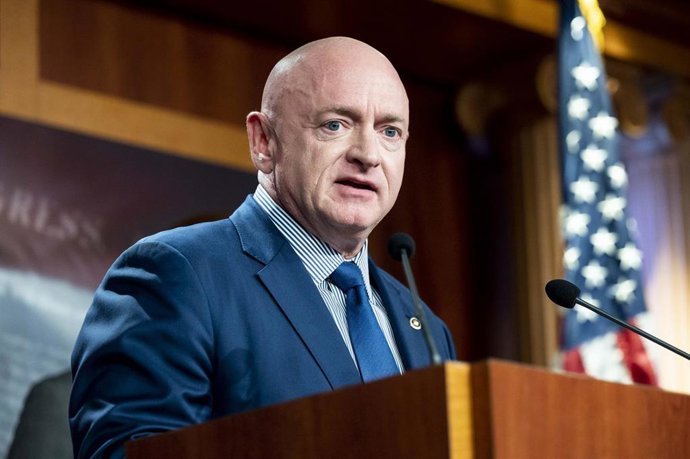 Archivo - El congresista demócrata senador Mark Kelly (archivo)