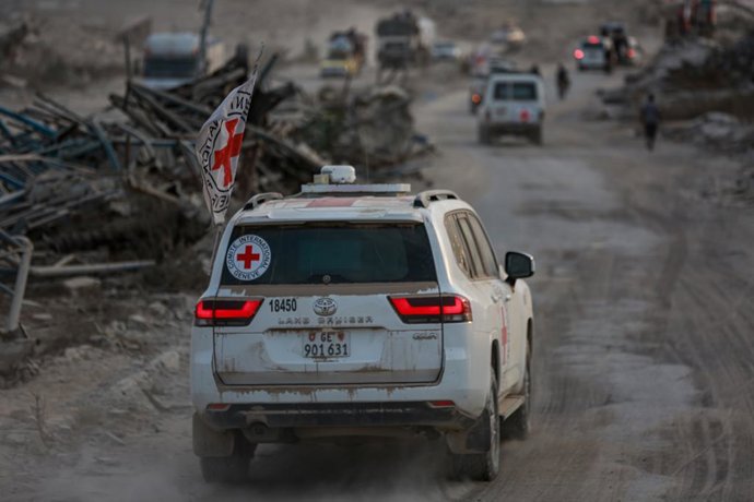 12 de novembro de 2025, Cidade de Gaza, Faixa de Gaza, Território Palestino: As operações de busca para recuperar os corpos dos reféns israelenses, como parte do acordo de cessar-fogo e troca de reféns entre o Hamas e Israel, são conduzidas por membros da