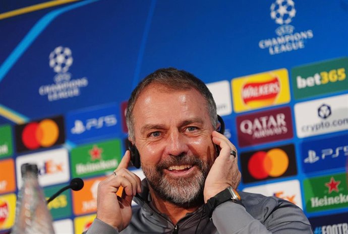 El entrenador del FC Barcelona, Hansi Flick, en rueda de prensa previa al partido de Champions en Stamford Bridge contra el Chelsea