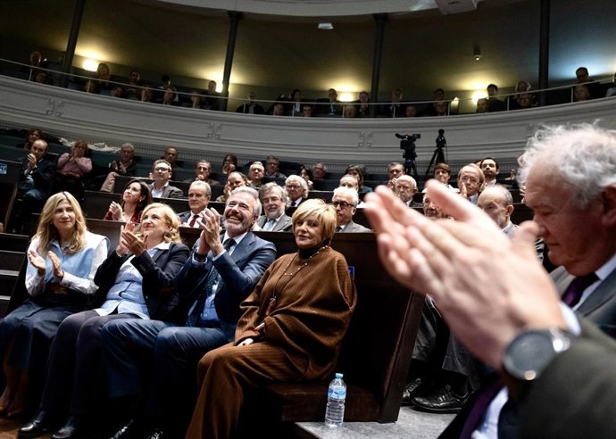 La vicepresidenta del Gobierno de Aragón, Mar Vaquero; la rectora de Unizar, Rosa Bolea; el presidente autonómico, Jorge Azcón; y la viuda de Javier Lambán, Marisa Lázaro, en la presentación del libro póstumo del expresidente socialista.