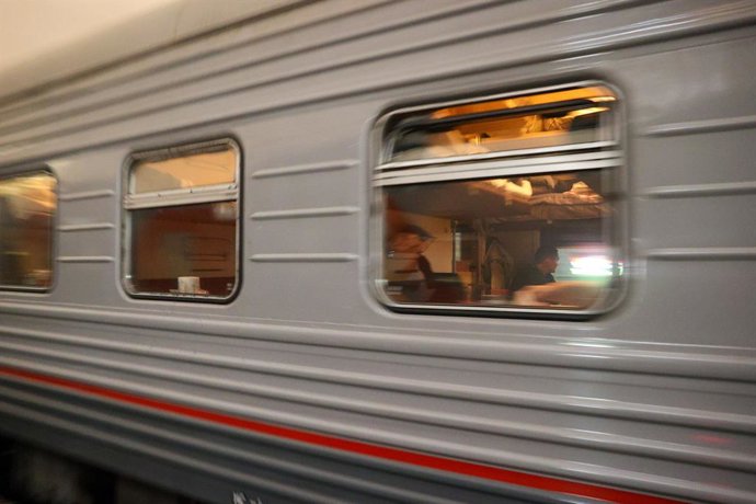 RÚSSIA, MOSCOU - 30 DE OUTUBRO DE 2025: Passageiros são vistos em um trem Moscou-Almaty na Estação Ferroviária de Paveletsky quando o serviço ferroviário direto entre as duas cidades é retomado