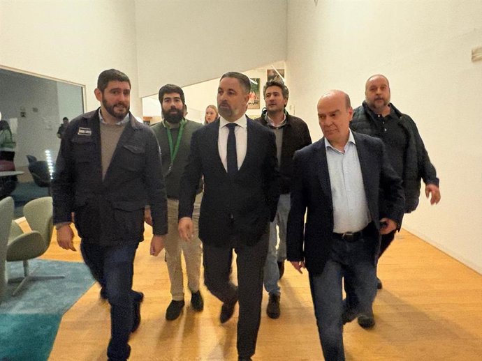 El presidente de Vox, Santiago Abascal, con el portavoz parlamentario en las Cortes de Aragón, Alejandro Nolasco, y el portavoz adjunto, Santiago Morón.