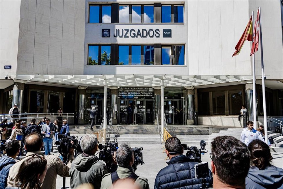Archivo - Periodistas de diferentes medios de comunicación esperan ante los Juzgados de Plaza de Castilla donde la pareja de la presidenta de la Comunidad de Madrid, ha asistido para declarar, a 20 de mayo de 2024, en Madrid (España). La investigación s