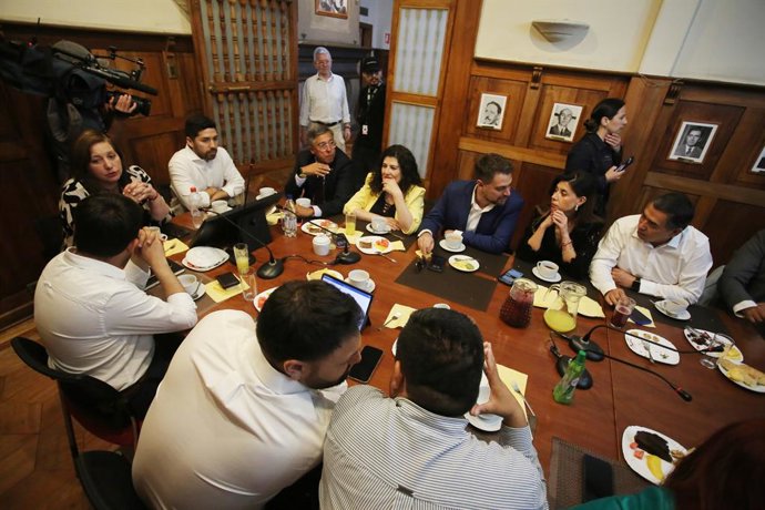 Santiago, 24 de noviembre 2025. La mesa directiva del Partido Socialista realiza un desayuno-encuentro con todos los parlamentarios en ejercicio y quienes resultaron electos en los ultimos comicios. Jonnathan Oyarzun/Aton Chile