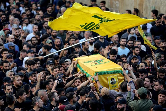 Simpatizantes de Hezbolá cargan con el ataúd del 'número dos' del grupo, Haizam Alí Tabatabai, durante la ceremonia por su muerte en un ataque israelí en un suburbio en el sur de Beirut (Líbano)