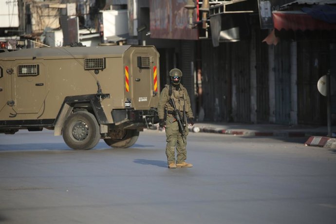 20 de novembro de 2025, Nablus, Cisjordânia, Território Palestino: Forças do exército israelense se posicionam durante uma operação militar na cidade de Nablus, na Cisjordânia, enquanto as tropas realizam incursões e buscas em vários bairros em meio a ten