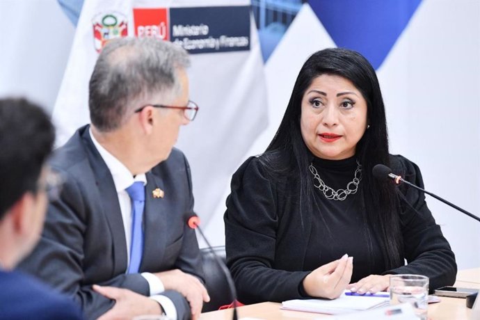 La ministra de Economía y Finanzas, Denisse Miralles, dialogó con el embajador de Suiza, Paul Garnier.