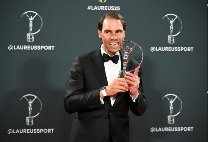 Archivo - Rafa Nadal posa con su Premio Laureus 2025