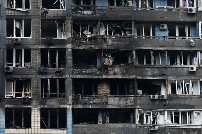 Edificio de apartamentos dañado en Kiev, Ucrania