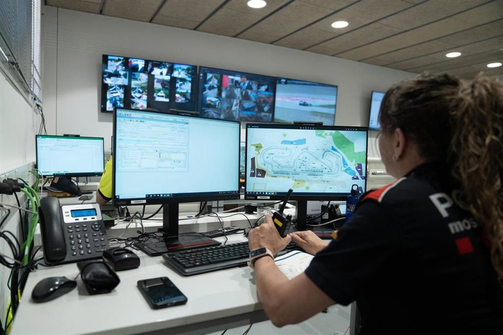 Archivo - Una agente de los Mossos d'Esquadra.