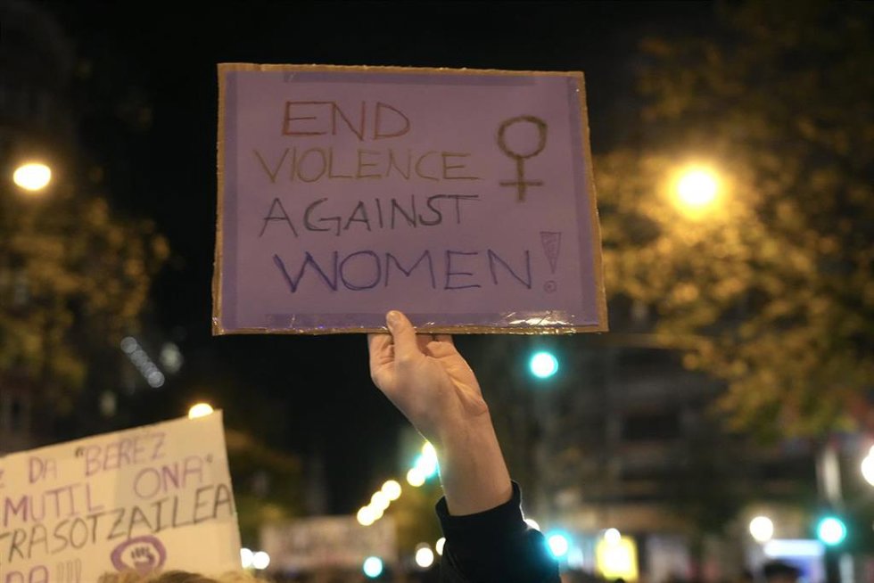 Archivo - Una persona sostiene una pancarta en una manifestación contra las violencias machistas, a 25 de noviembre de 2022, en Bilbao, Vizcaya, País Vasco (España).