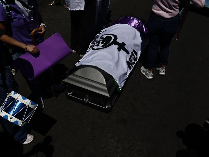 Archivo - Arquivo - 8 de março de 2025, Nezahualcoyotl, Estado do México, México: Durante a celebração do Dia Internacional da Mulher #8M, coletivos feministas marcharam pelas ruas de Ciudad Nezahualcoyotl com cruzes cor-de-rosa e com parentes de vítimas 