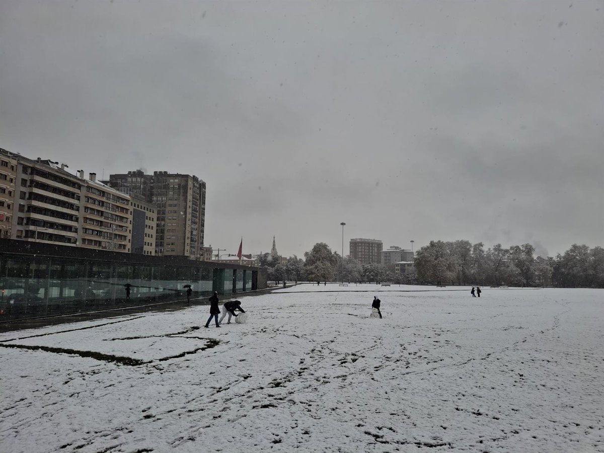Vientos, olas, nieve y lluvias activan los avisos en 18 provincias, con más de 100 km/h en bajo Ebro