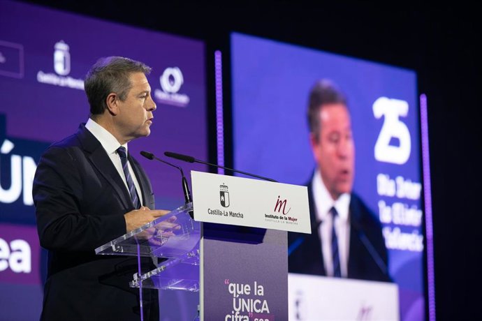 Archivo - El jefe del Ejecutivo autonómico, Emiliano García-Page, en el acto institucional del Día Internacional para la Eliminación de la Violencia hacia las Mujeres.