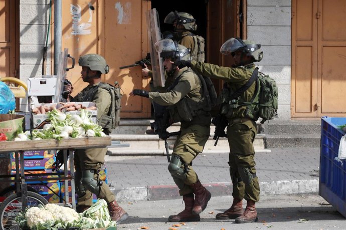 Archivo - Imagen de archivo de varios militares israelíes en Cisjordania.