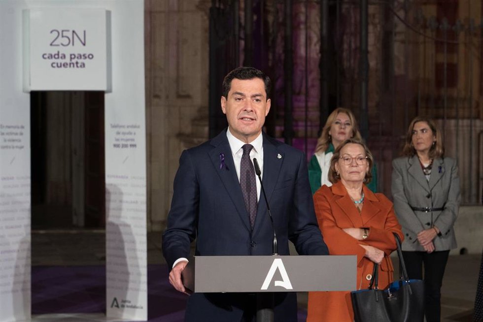 Archivo - El presidente de la Junta de Andalucía, Juanma Moreno, interviene en la lectura del manifiesto con motivo del 25N en 2022
