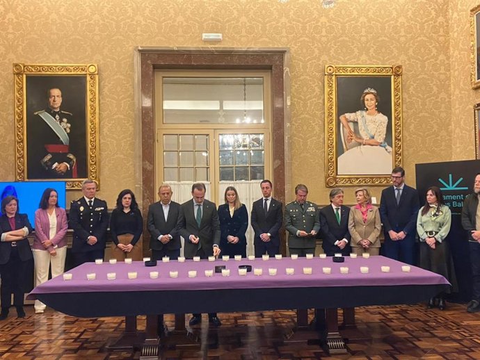 Autoridades de Baleares, en el acto de encendido de velas con motivo del 25N celebrado en el Parlament la mañana de este martes.
