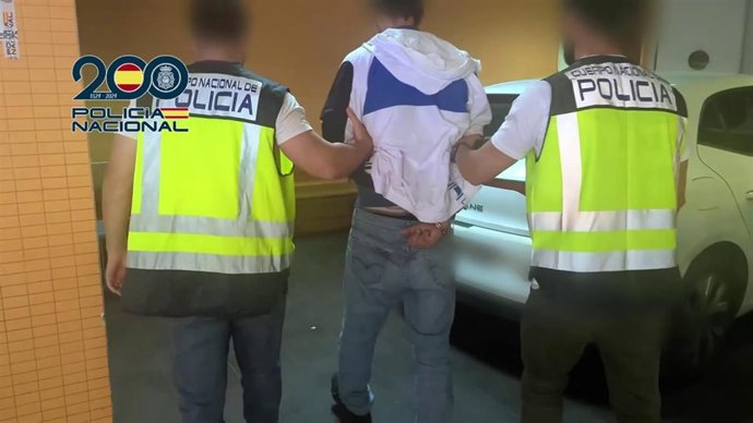 Agentes detienen a varias personas dentro de la operación
