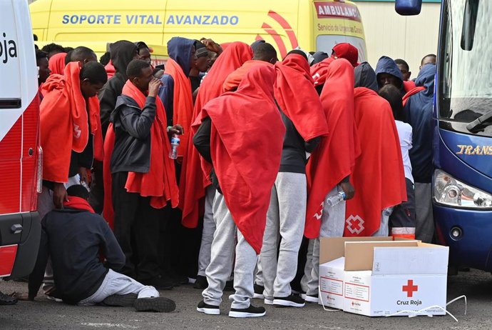 Archivo - Los equipos sanitarios atienden a varios migrantes a su llegada al puerto de La Restinga, a 4 de febrero de 2024, en El Hierro, Santa Cruz de Tenerife, Tenerife, Canarias (España). Salvamento Marítimo ha interceptado hoy domingo seis embarcacion