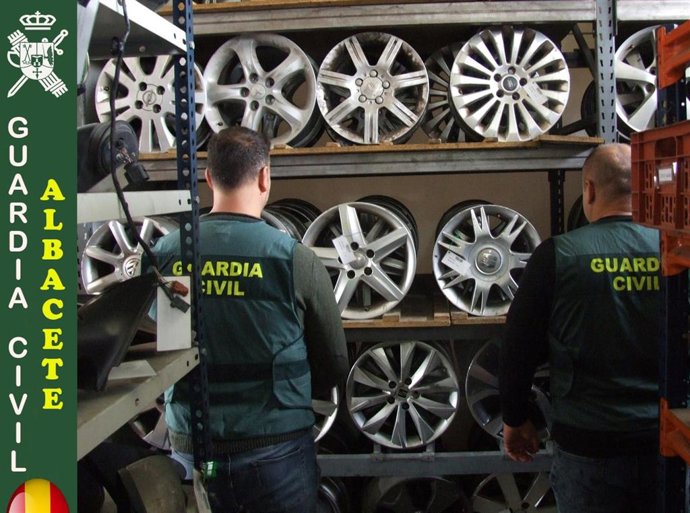 Efectos intervenidos por la Guardia Civil tras detener a una persona e investigar a otra por seis robos en un centro de residuos y una empresa de Almansa.