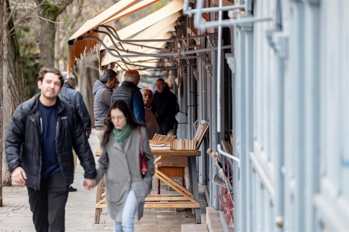 Archivo - Puestos de la Feria de libros de la Cuesta de Moyano, a 6 de marzo de 2025, en Madrid (España).