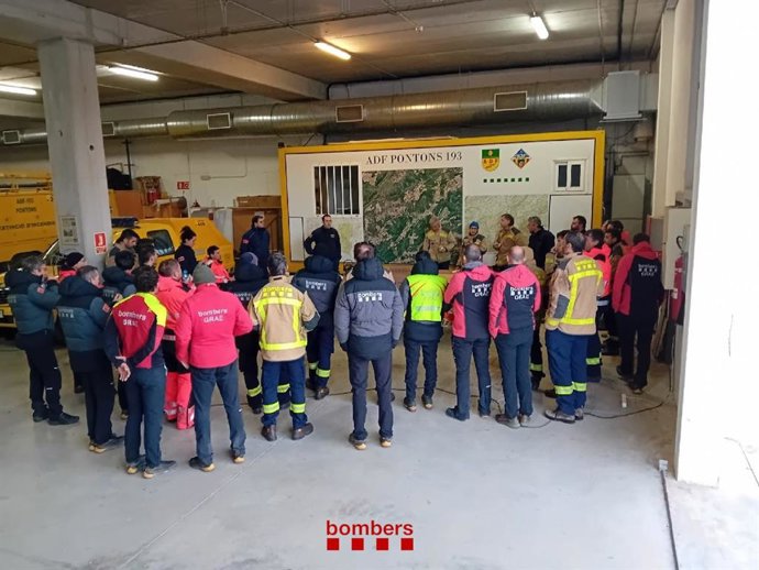 Dispositivo de investigación y búsqueda de los Bombers de la Generalitat de una buscadora de setas desaparecida este lunes en Pontons (Barcelona)