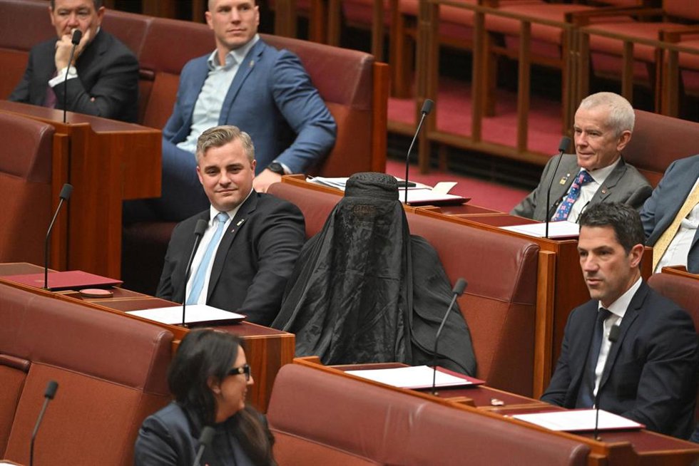 La senadora australiana Pauline Hanson vestida con un burka en el Senado.