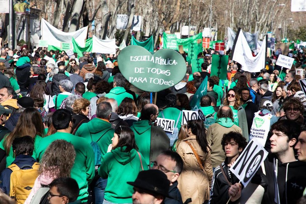 Archivo - Decenas de personas durante una manifestación por la educación pública, a 23 de febrero de 2025, en Madrid (España). 