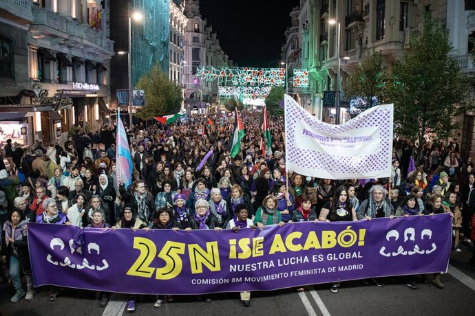Archivo - Arxiu - Centenars de persones, durant una manifestació contra la violència cap a les dones, a 25 de novembre del 2023, a Madrid (Espanya). 