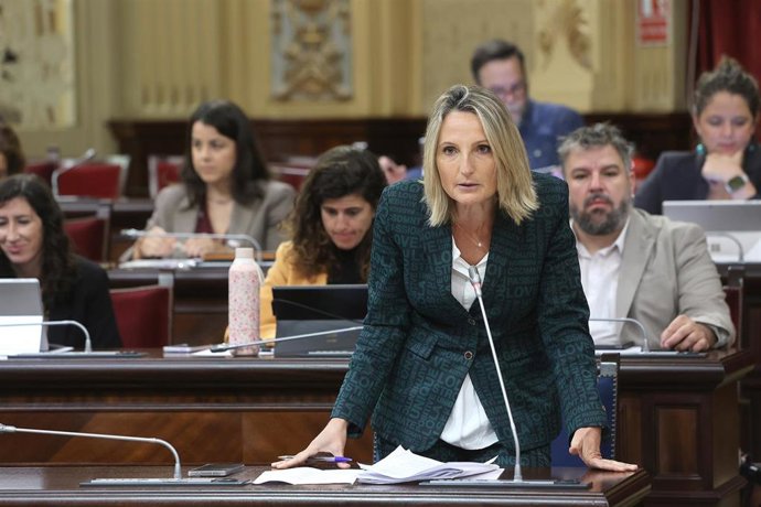 La consellera de Trabajo, Función Pública y Diálogo Social, Catalina Cabrer, durante una sesión plenaria en el Parlament balear, a 4 de noviembre de 2025, en Palma de Mallorca, Mallorca, Islas Baleares (España).