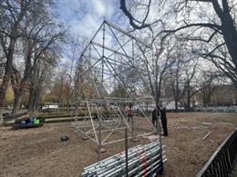 Archivo - Inicio del montaje de la pista de hielo de Vitoria-Gasteiz el pasado año