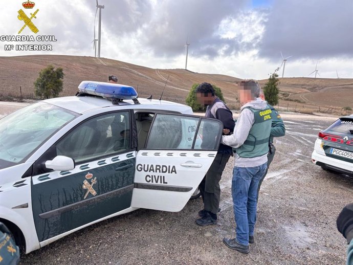 Un agente de la Guardia Civil con el detenido por apuñalar a una persona en una finca en Jerez.