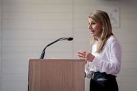 Díaz alerta de que las "derechas negacionistas" ponen "en riesgo" derechos de las mujeres y llama a la unión