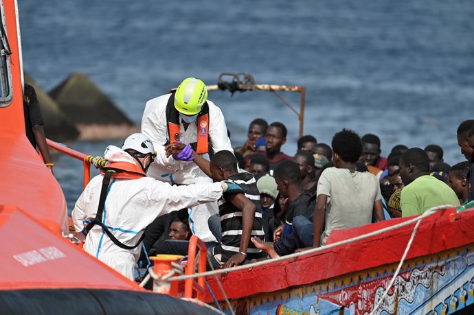 Archivo - Trabajadores ayudan a los 116 migrantes que llegan en patera al puerto de La Restinga, trasladados por Salvamento Marítimo, a 26 de julio de 2024, en El Hierro, Santa Cruz de Tenerife, Canarias (España). El barco de Salvamento Marítimo, Salvamar