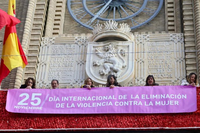 Colocación de la pancarta del 25N en el balcón del Ayuntamiento por todos los grupos municipales --PP, PSOE, Vox y ZeC--