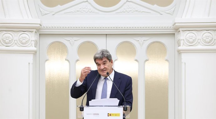 El gobernador del Banco de España, José Luis Escrivá, interviene durante una intervención en la sede del Banco de España, a 31 de octubre de 2025, en Madrid (España).