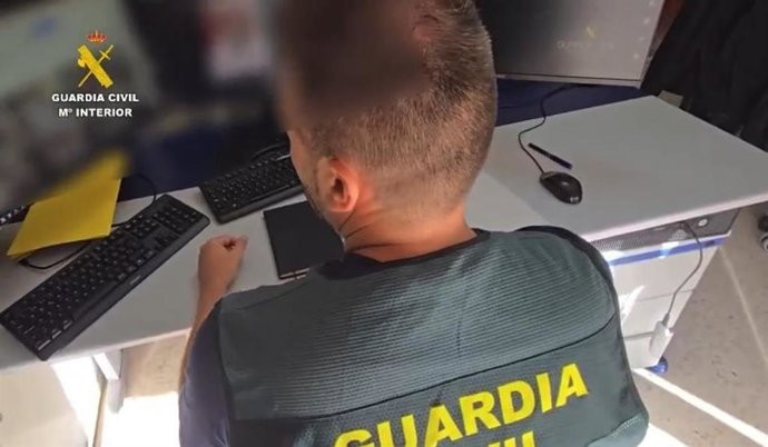 Guardia Civil de Sevilla durante la detención de una persona por generar discursos de odio contra las mujeres a través de las redes sociales
