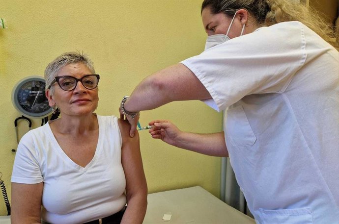 La consejera de Salud del Principado de Asturias, Concepción Saavedra, recibe la vacuna de la gripe.