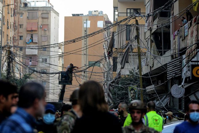 23 November 2025, Lebanon, Beirut: laborers work on removing electric cables destroyed an Israeli air strike that raided a building in Beirut southern suburb. The Israeli army said that it had conducted a precise strike targeting a high ranking militant o