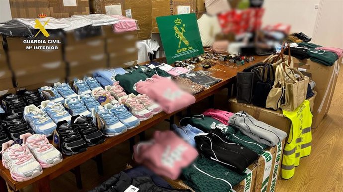 Desmantelados varios puntos de venta con 1.327 artículos falsificados en la comarca del Bajo Bidasoa