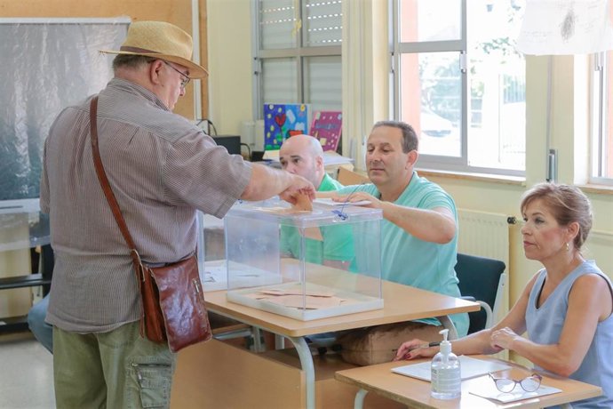 Archivo - Un ciudadano deposita su voto en la urna en las elecciones generales de 2023.