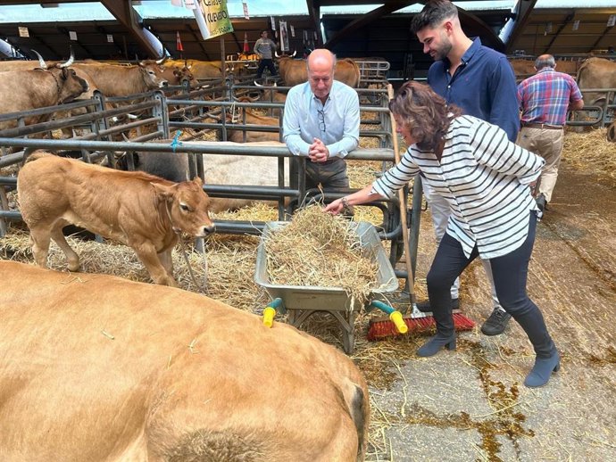 Archivo - EL diputado regional Luis Venta en una imagen de archivo visitando Agrosiero