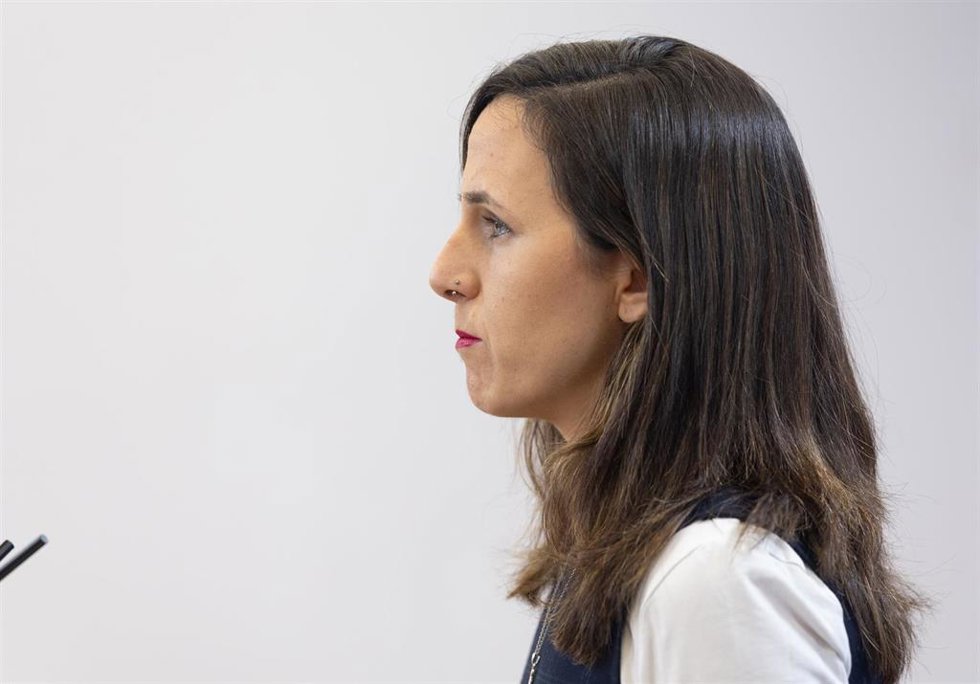 La portavoz de Podemos en el Congreso, Ione Belarra, durante una rueda de prensa en el Congreso de los Diputados, a 11 de noviembre de 2025, en Madrid (España).