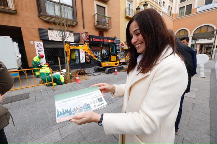 La consejera municipal de Movildad y Medio Ambiente, Tatiana Gaudes, expica la plantación de 35 nuevos tilos en César Augusto