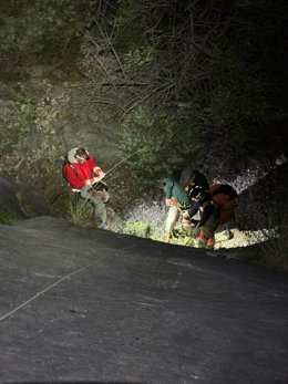 Bomberos de Marbella rescatan a tres senderistas belgas atrapados en una zona escarpada del paraje de Monchalbán